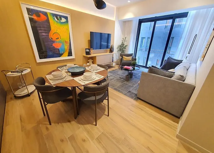Elegant With 2 Bedrooms Apartment *