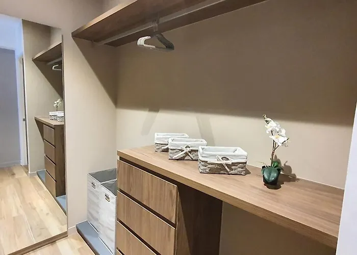 Elegant With 2 Bedrooms Apartment *